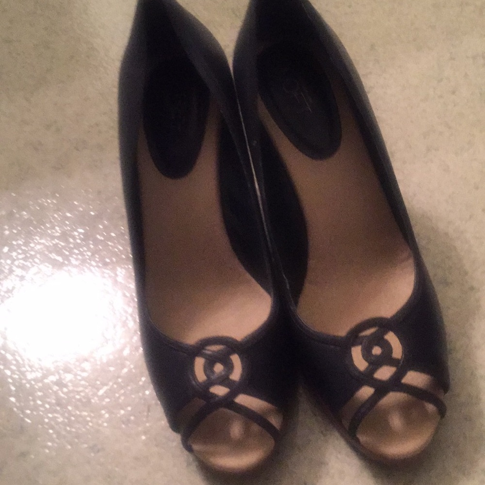 Peep toe shoes